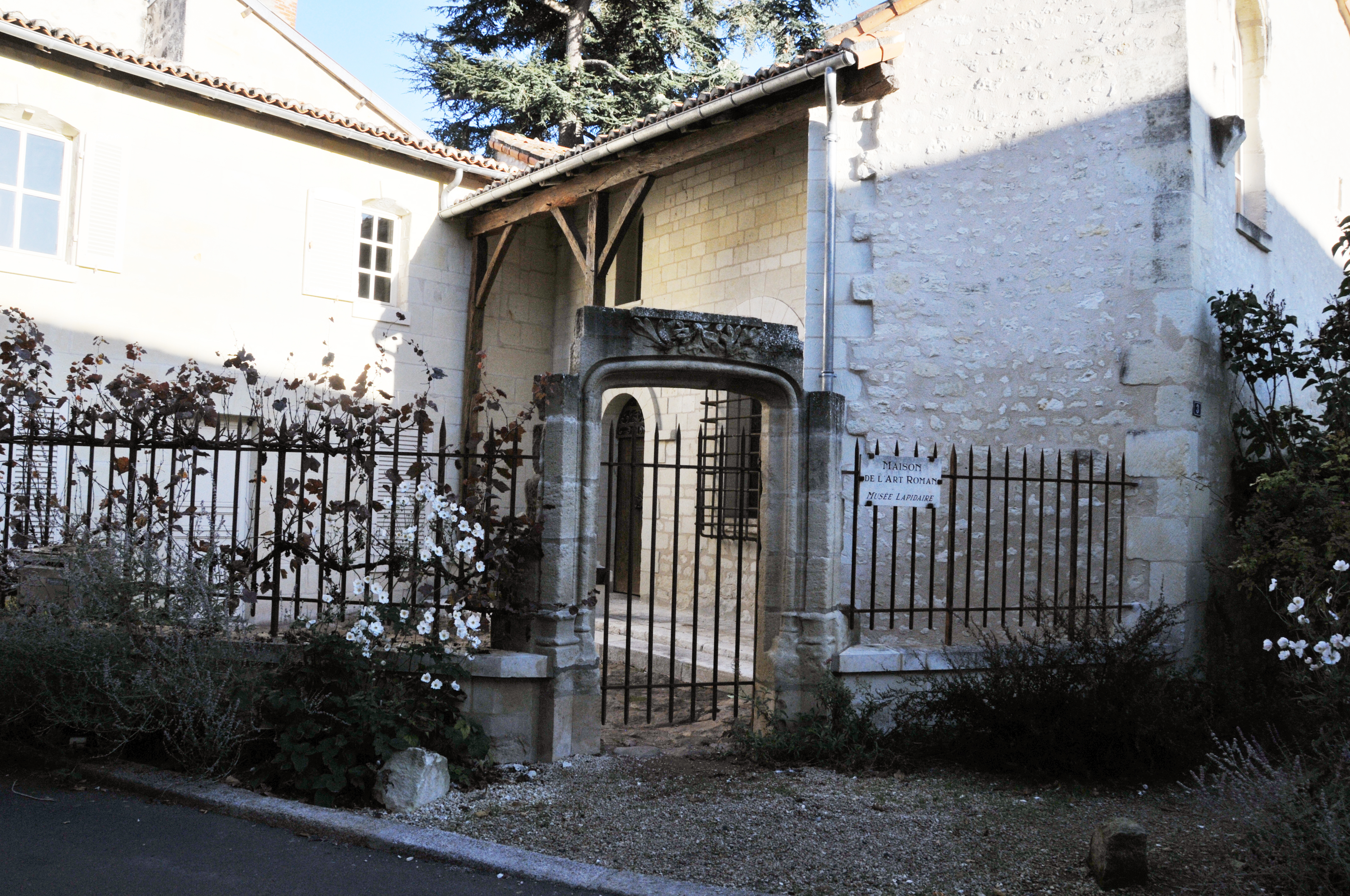 Maison de lart roman extérieur